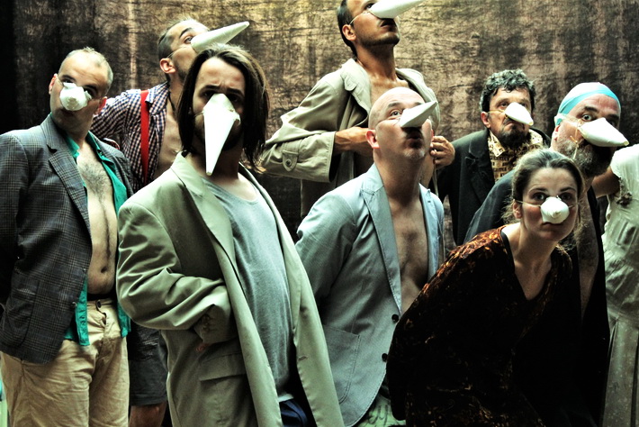 El escenario del acueducto romano de Almuñécar acoge esta noche la obra “Las Aves” de Aristófanes a cargo de la compañía Teatro del Velador.